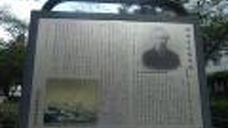 石碑やパネルが並びますが、イチ押しは椅子