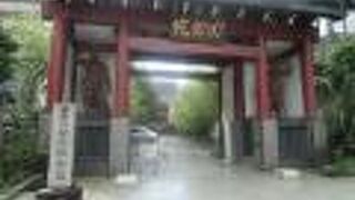 身元不明の無縁仏を埋葬しているため、やたら石碑の多い寺です