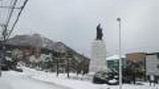 函館山を背景に威厳のある像