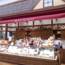 帽子のような形をした「クグロフ」が 買えるお店です。