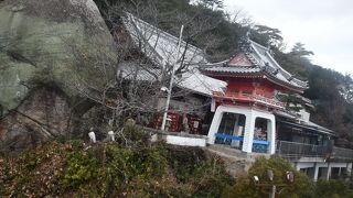 大きなお堂と巨岩の千光寺さん