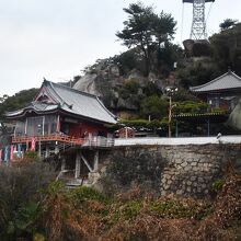 お堂と巨岩の千光寺さん