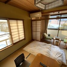 部屋はＵＧされて妙高山側のトイレ付和室に。古さは隠せません。