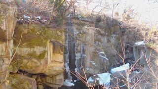巨岩、奇岩や滝が見られる名取川の渓谷