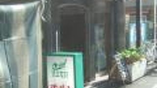 「黄味ロール」というケーキが有名です。