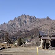 荒々しい山が美しい