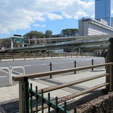 紀尾井町方面から赤坂見附方面をパチリ、左奥が赤坂御門です