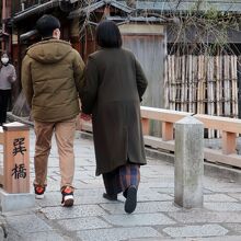 低い欄干が特徴だ