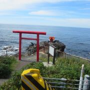 岩の上に小さな祠