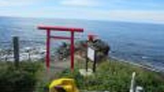 岩の上に小さな祠