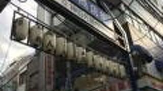 賑わう都心の商店街