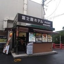 小さいお店なので、密にならないよう注意して。