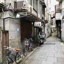 細い路地に有るお店