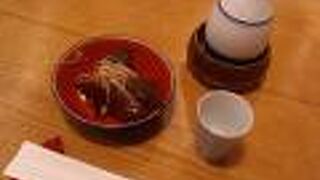 間口は狭いですが、二階席もあり、京都らしいお寿司を楽しめます