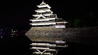 ライトアップされる夜の松本城は一段ときれい
