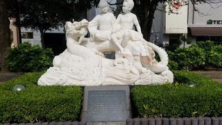 中島川沿いの細長い公園