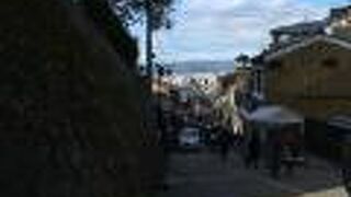 清水焼がたくさん売っている通り。