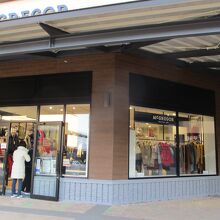 右手にエスカレーターあり