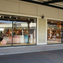 カラフルなバッグが並んでいます