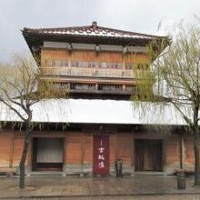 向かいの建物「古総湯」