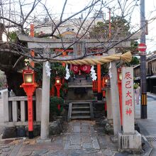 白川通、巽橋の横の辻に建つ