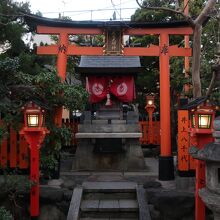 繁華街の社だが、汚されることなくよく手入れされている