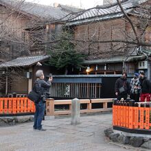 巽橋のそばにも瑞垣がめぐらされている