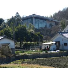 飛鳥坐神社からの万葉文化館
