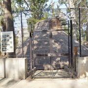 神社の境内に復元された縄文時代の竪穴式住居