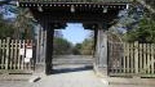 静かで風格を感じる門です