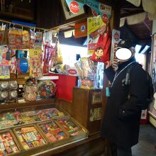 昭和レトロ商品博物館：レトロの御菓子が陳列されて。