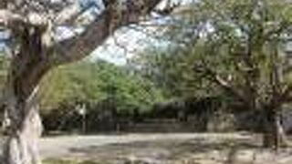 さまざまな記念碑などがある市内の公園