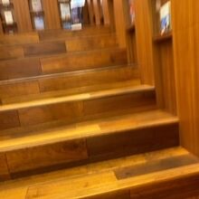 上の階へと上る階段