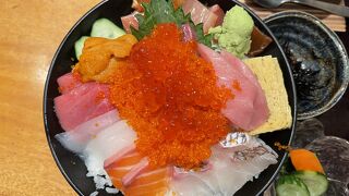 豪華な海鮮丼で超有名・人気