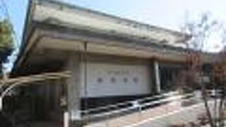 北沢楽天の邸宅跡にあります