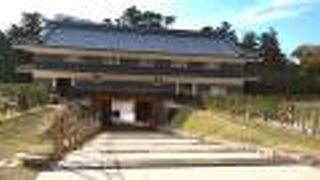 復元工事が終わったばかりのきれいな門