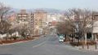 人や車の通行量は少なく散策を楽しめるエリア