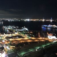 部屋からの夜景。横浜ベイブリッジビュー