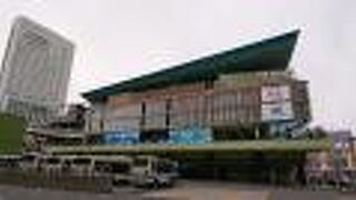 金山駅前の、アクセスに優れたショッピングモール