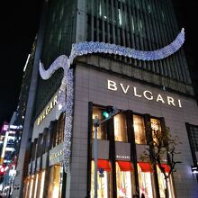 午後8時ごろには人通りも減り、きらびやかなビルの外観を堪能