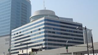 1階にお洒落な「靴磨き屋」さんのグループが数人出ています。