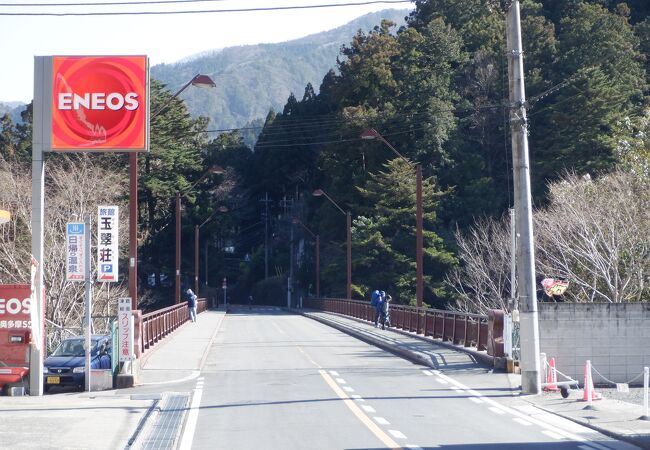 奥多摩駅近くの多摩川上流に架かる大きな橋でした。