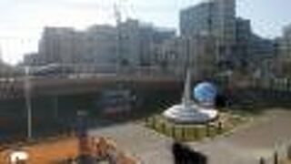 にぎわいのある川ぞいの公園