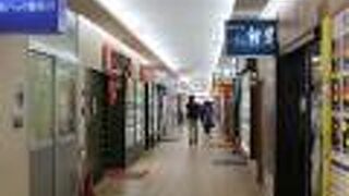 海鮮丼の店が並ぶ