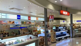 空港２階にあるJAL定番のお土産屋さん。1,000円以上でJALカード提示で5％オフ