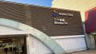 カッコイイ電車が走っています