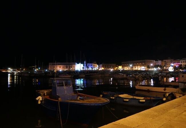 トラーニ漁港