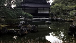 京都駅から市営バスで来れる。