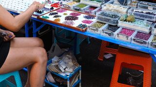 金・土・日曜に開催され、宝石の売り買い交渉する人でにぎわう：宝石通り