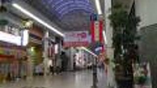 巨大な商店街。